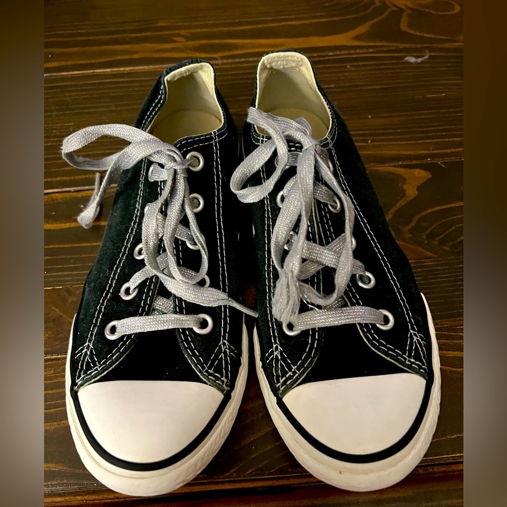Girls size 1.5 black Converse Chuck Taylor’s